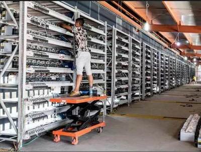 Mining farm powered by decentralized renewable energy grid with real-time token trading